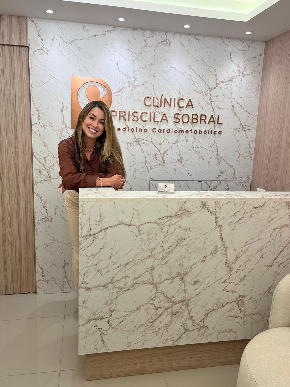 Dra. Priscila Sobral em atendimento na clínica